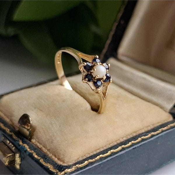 UNUSUAL 1987 Vintage 9ct Gold Pearl Sapphire Ring. RESIZING AVAILABLE! Vintage Pearl Ring. Gold Pearl Ring. 9ct Vintage Ring (Ref003)
