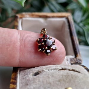 QUALITY Vintage 9ct Gold Garnet Cluster Pendant. 9ct Gold Pendant, Vintage Gold Pendant, Gold Garnet Pendant, Pendant (ref00o)
