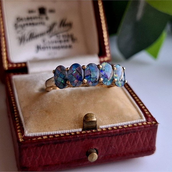 Anel vintage deslumbrante com três opalas em ouro 9 quilates. Anel com opala em ouro 9 quilates. Ajuste de tamanho disponível [ref00R}