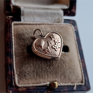 STUNNING Vintage 9ct Gold Nan Charm / Pendant.