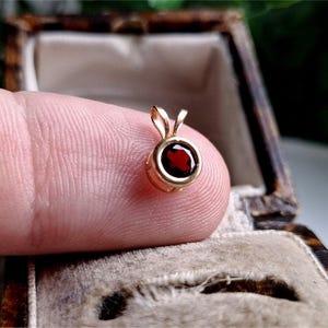 PRETTY Vintage 9ct Gold Garnet  Pendant. 9ct Gold Pendant, Vintage Gold Pendant, Gold Garnet Pendant, Pendant (ref00c)