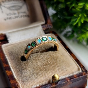 BEEINDRUCKEND 9 Karat Gold Opal und Smaragd Eternity Ring, Größenänderung verfügbar Gold Smaragd und Opal Ring