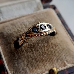 STUNNING Vintage 9ct Gold Sapphire Trilogy Ring.