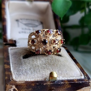 Anillo vintage de oro de 9 quilates con granate MUY INUSUAL. DISPONIBLE PARA CAMBIAR EL TAMAÑO. Anillo de oro con granate. (Ref. 00 g)