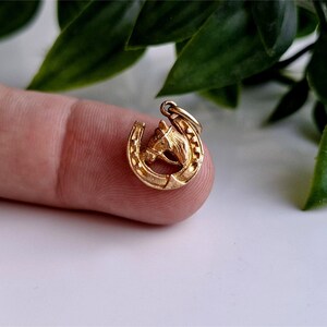 PRACHTIGE vintage 9kt gouden hoefijzerbedel/hanger. (Ref00d)