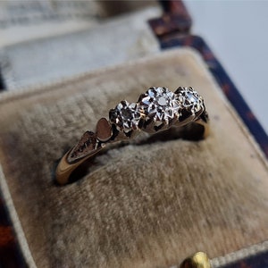 Vintage 9ct Gold, Platinum Diamond Trilogy Ring. 3 SPARKLiNG DIAMONDS