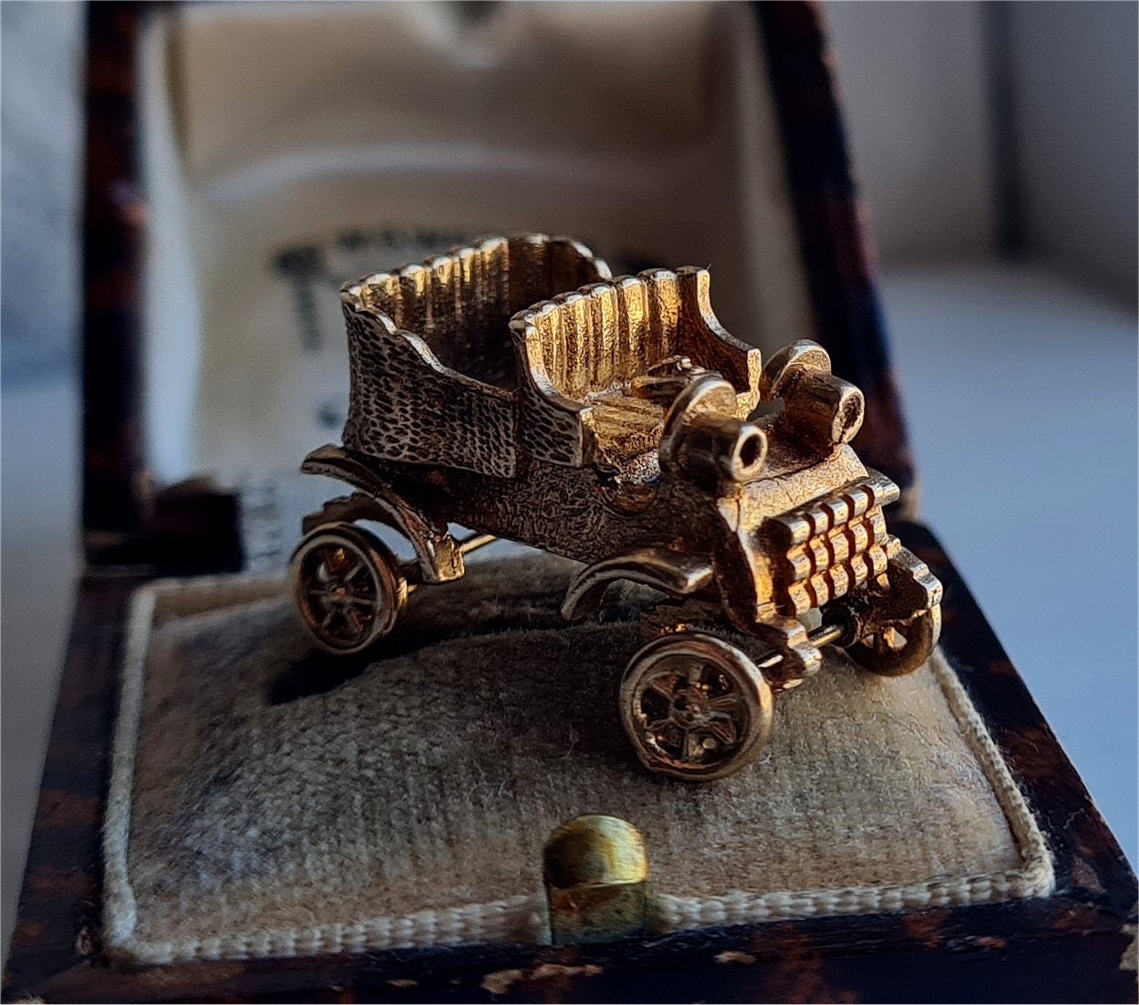 Gold outlet car pendant
