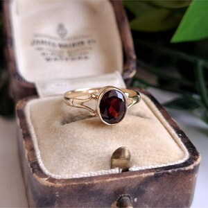 FANTASTISK vintage-ring i 9 karat guld med granat. SÄKRA DENNA ringen NU MED EN DEPOSITION! Rubinring i 9 karat guld, [Ref00s]
