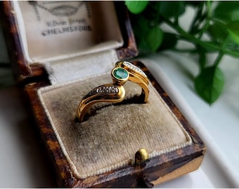IMPONERANDE Vintage ring i 18 karat guld med smaragd och diamanter. 6 DIAMANTER! Ring i 18 karat guld med smaragd, ring i 9 karat guld med diamanter (ref00d)