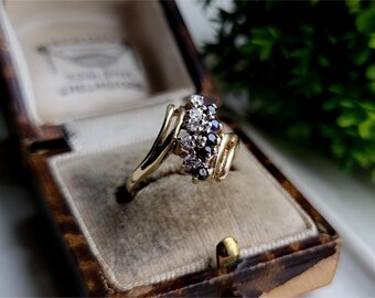 UNUSUAL 1980s Vintage 9ct Gold Sapphire And White Cz Ring. STATEMENT RING (ref00g)