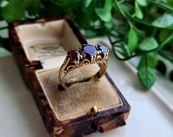 BEEINDRUCKEND 700er Vintage 9 Karat Gold Granat Trilogie Ring Große Größe! Gold Granat Trilogy Ring. LAYAWAY VERFÜGBAR [ref00c]