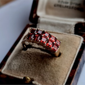FANTASTISK vintage alliansring i 9 karat guld med röd granat. STÅLENDE RING!