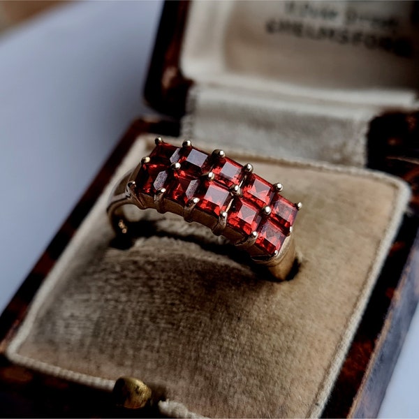 STUNNING Vintage 9ct Gold Red Garnet Eternity Ring. STATEMENT RING!