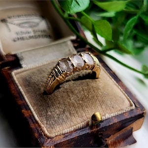 Atemberaubender Vintage 9 Karat Gold Weißer Topas Trilogie Ring. Schöne gemusterte Schultern! KOSTENLOSE GRÖSSE ÄNDERUNG VERFÜGBAR! (ref00m)