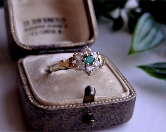 Ovanlig vintagering i 9 karat guld med smaragd och vit topas. FANTASTISK RING. Guldsmaragdringar. (Ref00p)