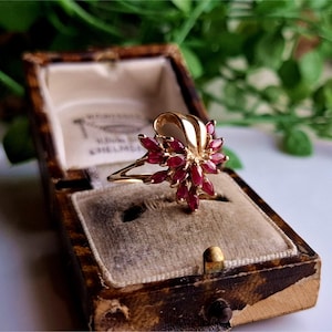 IMPRESSIVE 10k Gold Ruby Cluster Ring. This Ring is STUNNiNG. RESIZING AVAIlABLE (ref0f)
