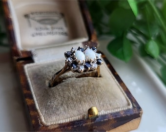 BEEINDRUCKEND Vintage 9 Karat Gold Opal und Sapphire Cluster Ring. Goldring 9 Karat Blauer Saphir und Opal (ref00D)