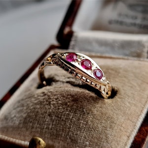 Vintage 9ct Gold Ruby Trilogy Ring, BURSTING WITH COLOUR. RESiZING AVAiLABLE