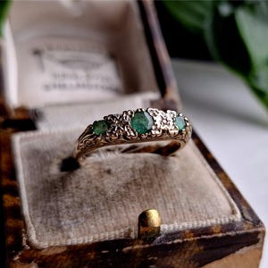 SCROLLED DESIGN Vintage 9 Karat Gold Smaragd und Diamant Ring. 2 FUNKELNDE DIAMANTEN. 9Kt Gold Smaragd Ring (Ref00h)