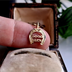 PRACHTIGE vintage 9kt gouden hoefijzerbedel/hanger. (Ref00d)