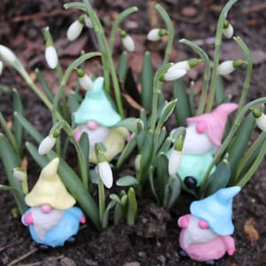 Kleine Wichtel, Keramikdeko, pastellfarbene Miniwichtel, Frühlingsdeko