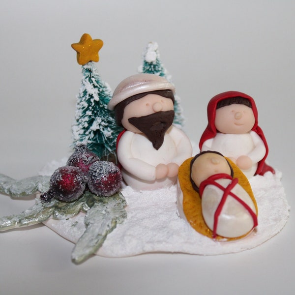 Maria und Josef mit Jesuskind, Weihnachtliche Krippe, kleine christliche Figuren, heilige Familie, Weihnachtsdeko