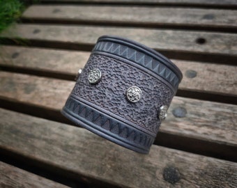 Rustic Gray Leather Cuff Bracelet – Rivet Studded Shark Tooth Pattern, Veg Tan Wristband