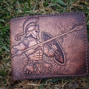 Cartera plegable de cuero tallada a mano con la figura de Leónidas el Espartano / Regalo ideal para guerreros
