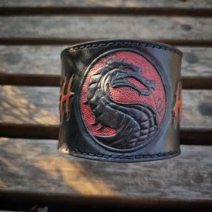 Lederarmband im Drache-Stil / handgeschnitzt / Inspiriert durch das Videospiel The mortal kombat
