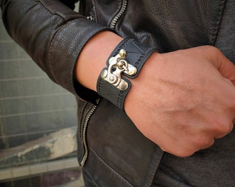 Manchette en cuir repoussé à la main | Fermoir crochet pivotant | Bracelet steampunk noir