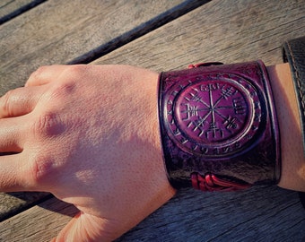 Manchette en cuir de Valknut boussole viking, repoussé à la main, sculpture, gravure, éclat violet, bracelet large