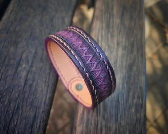 Bracelet en cuir violet délavé - Bracelet fin estampé à la main