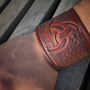 Vikingaläderarmband – Odins tre horn, Triquetra, vegetabiliskt brunt armband