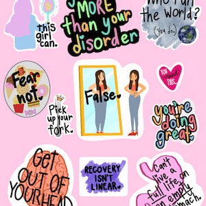 Puede incluir: Un conjunto de 10 pegatinas coloridas con afirmaciones positivas e ilustraciones relacionadas con la recuperaci&oacute;n. Las pegatinas presentan frases como "Eres m&aacute;s que tu trastorno", "No tengas miedo", "Coge tu tenedor", "Sal de tu cabeza", "La recuperaci&oacute;n no es lineal", "Lo est&aacute;s haciendo genial", "No se puede vivir una vida plena con el est&oacute;mago vac&iacute;o", "&iquest;Qui&eacute;n dirige el mundo? (T&uacute;.)", "Necesitas esto", y "Falso".