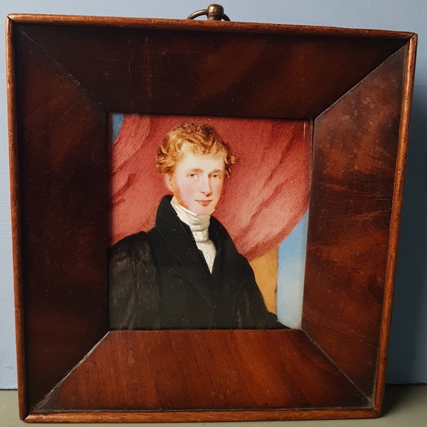 Eine feine georgische Portraitminiatur, auf Elfenbein, eines jungen Klerikers. Circa 1834