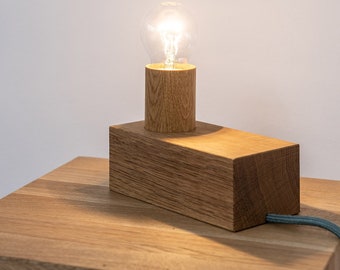 Leuchte CUBE aus Eichenholz mit farbigem Textilkabel in Minttürkis, Weiß oder Filzgrau. Tischleuchte aus zertifiziertem Massivholz.