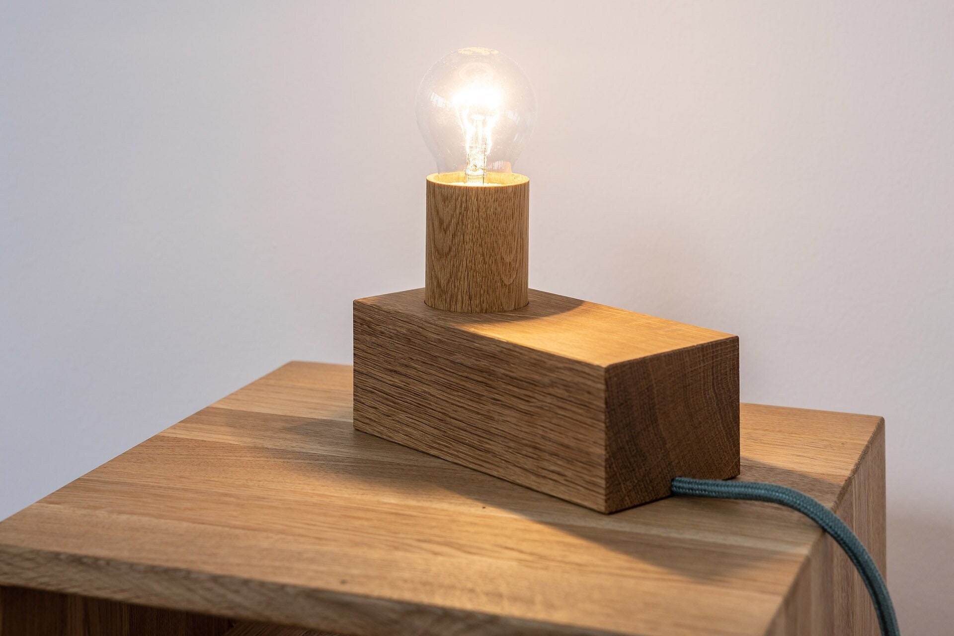 CUBE table lamp made of oak wood – solid wood lamp with textile cable in mint, white or felt grey