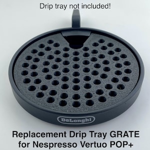 Op de afbeelding: Zwarte vervangende druppelbakrooster voor het Nespresso Vertuo POP+ koffiezetapparaat. Het rooster heeft een rond ontwerp met een handvat en het DeLonghi-logo.