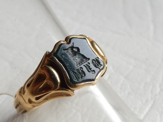 This is a beautiful antique 18ct Yellow Gold Blood