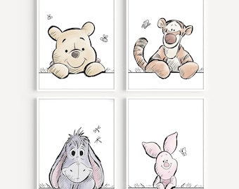 Puede incluir: Cuatro impresiones enmarcadas en acuarela con personajes de Winnie the Pooh: Winnie the Pooh, Tigger, Eeyore y Piglet. Cada personaje está representado en un estilo caprichoso, con colores suaves y detalles delicados. Las impresiones están sobre un fondo blanco.