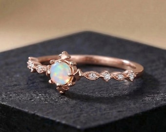 オパールの婚約指輪、ユニークなプロポーズ、ミニマルで繊細な指輪