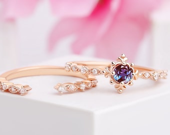 Conjunto de anillos de compromiso Alexandrite, anillo de oro rosa delicado, conjunto de anillos de cambio de color Art Déco, alianza de boda, anillo de promesa de aniversario, oro rosa