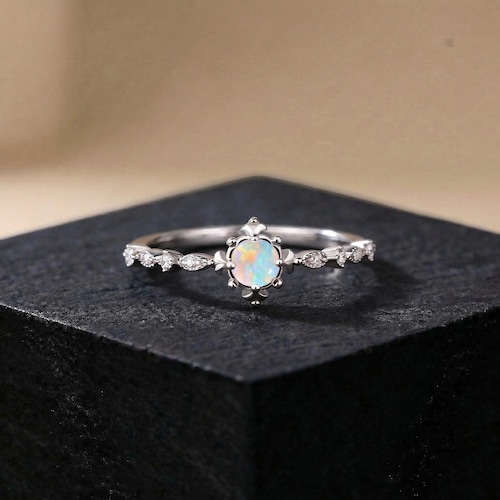 Anillo de compromiso vintage con ópalo de fuego: anillo de compromiso único, diseño minimalista y llamativo.