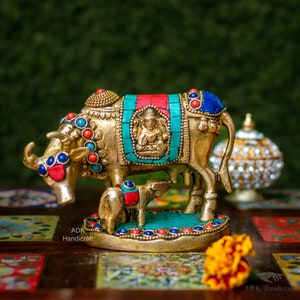 Mosiężny Kamdhenu Cow Idol, Krowa z Cielęciem Statuetka, 5" Cali, Mosiądz, Krowa Przynosząca Szczęście, Szczęśliwa Krowa Statuetka, Krowa Życzeń i Pragnień, Boski Dar, Krowa