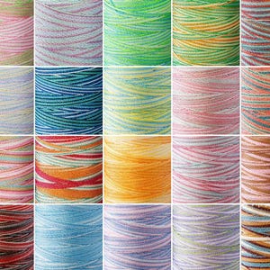 Puede incluir: Una cuadrícula de coloridas bobinas de hilo, cada una con una mezcla única de tonos. Los hilos están bien enrollados, mostrando una variedad de colores que incluyen rosa, verde, azul, naranja y amarillo. La textura y las variaciones de color sugieren un tema artesanal o textil.