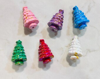 5 pcs mini Christmas Tree Beads for DIY Crafts – Cute Holiday Bead Charms with Hole for Phone Straps, Bag Chains, Keychains & Pens