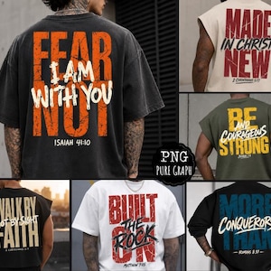Puede incluir: Una colección de seis camisetas con varios diseños de texto religioso. Las camisetas son negras, blancas, beige y verde oliva, mostrando frases como Fear Not I Am With You, Made New In Christ, Be Courageous And Strong, Walk By Faith, Built On The Rock y More Than Conquerors.