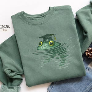 PNG de rana graduada, diseño de camiseta de meme divertido de graduación, gráfico de graduado con falso bordado, PNG de sublimación de moda para estudiantes de último año
