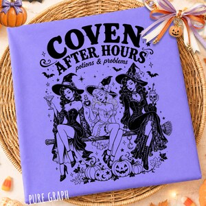 Puede incluir: Una camiseta de color morado claro con un estampado gr&aacute;fico negro de tres brujas sentadas en una escoba. El texto dice COVEN AFTER HOURS potions & problems. El dise&ntilde;o incluye estrellas, murci&eacute;lagos y calabazas en la parte inferior.