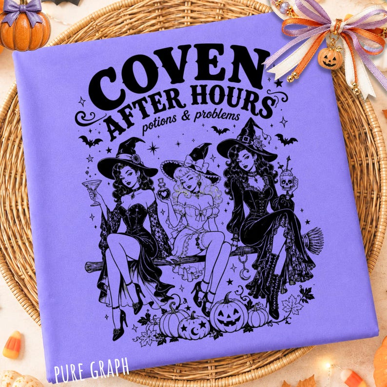 Puede incluir: Una camiseta de color morado claro con un estampado gr&aacute;fico negro de tres brujas sentadas en una escoba. El texto dice COVEN AFTER HOURS potions & problems. El dise&ntilde;o incluye estrellas, murci&eacute;lagos y calabazas en la parte inferior.
